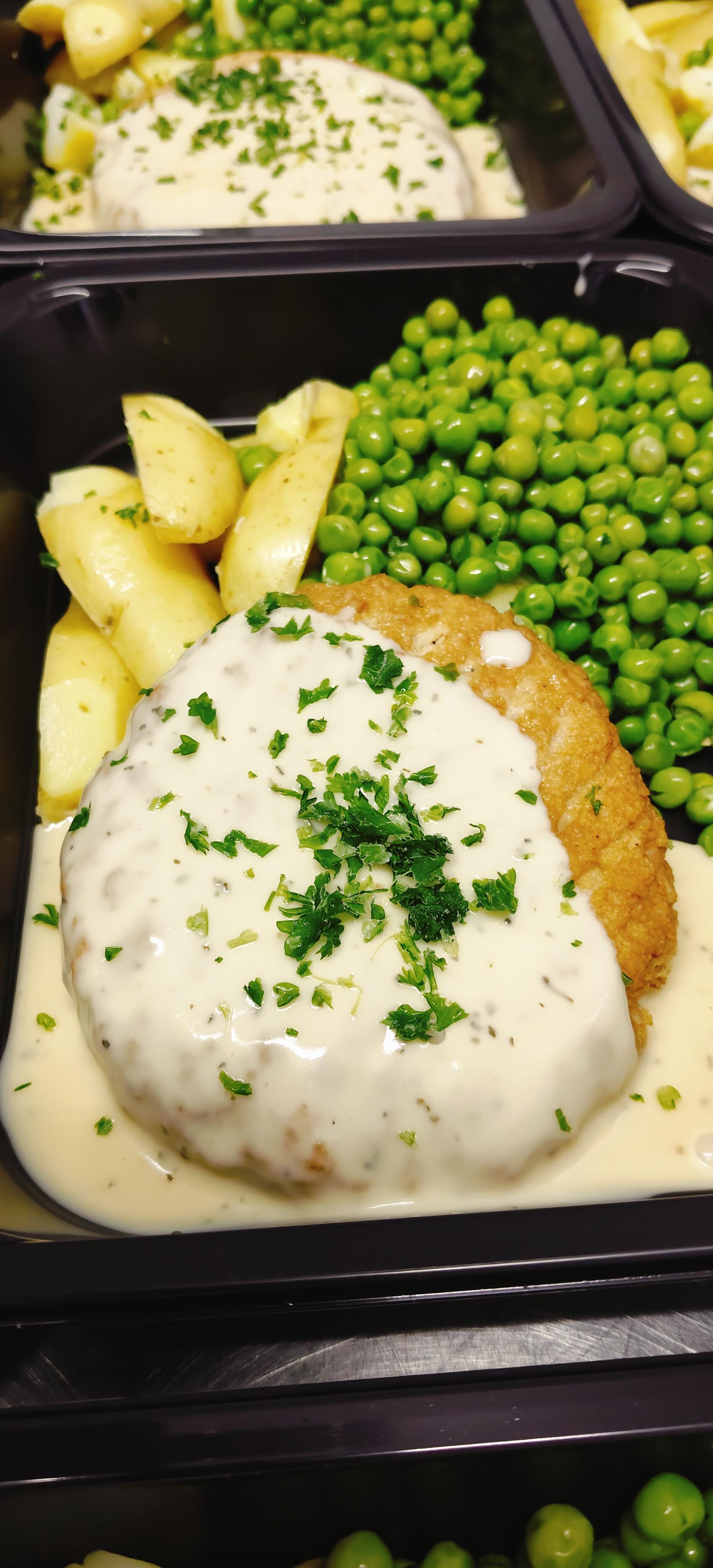 Hamburger de poulet pommes de terre petit pois
